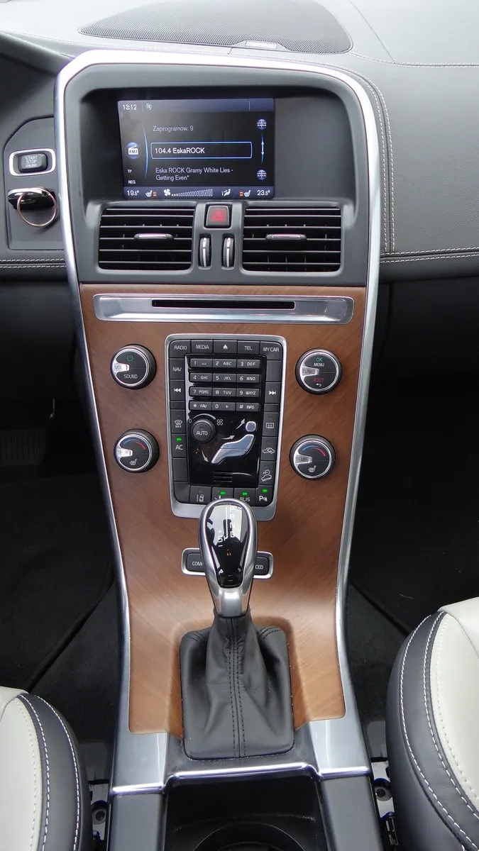 6452035-volvo-xc60-d5-awd.jpg