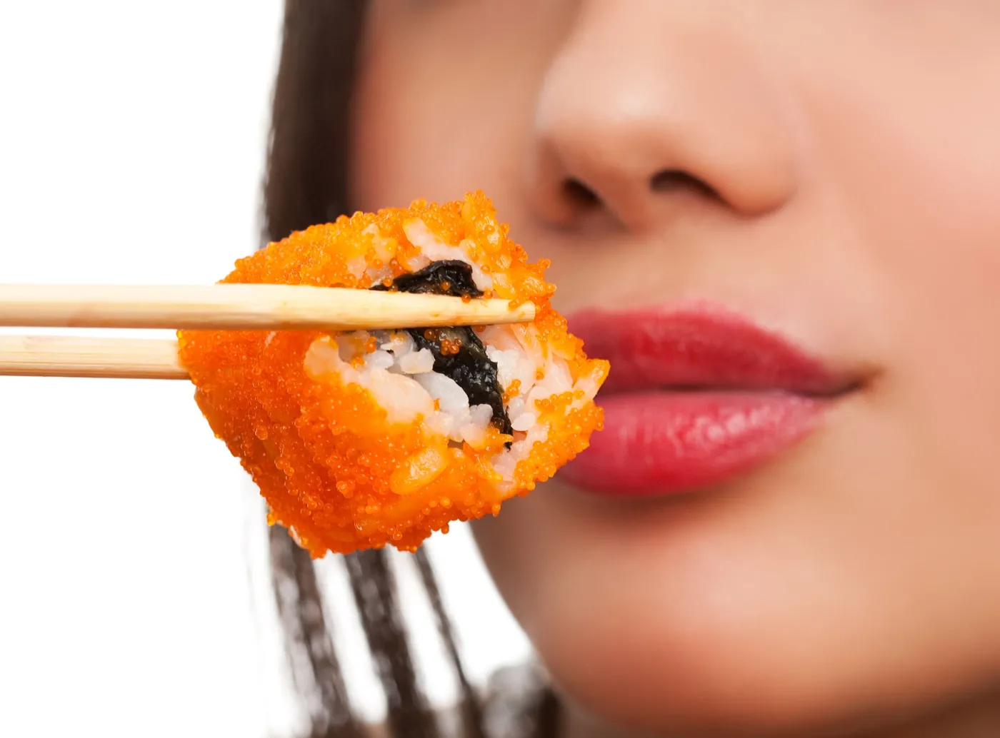 kobieta je sushi