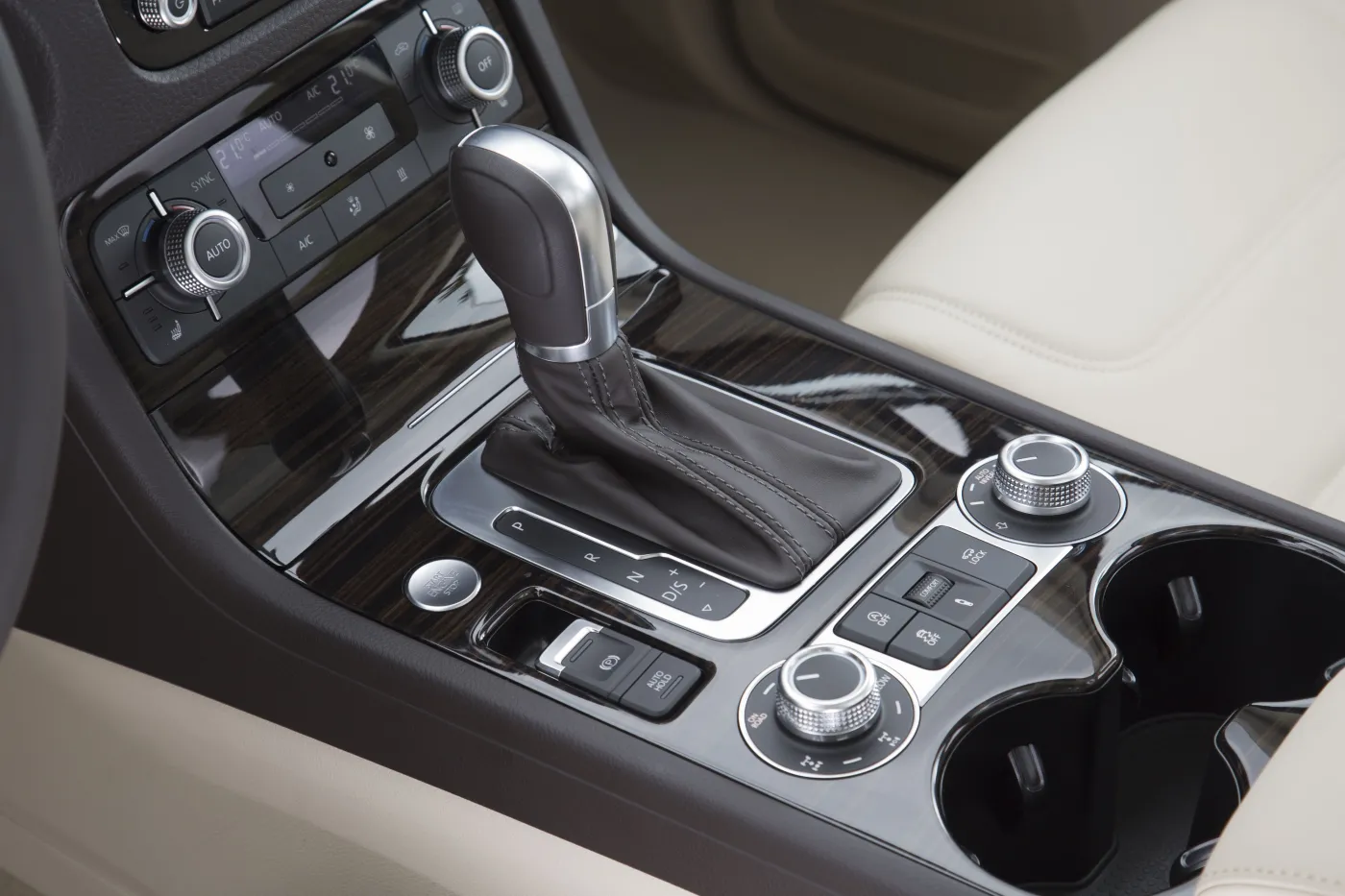 7015844-volkswagen-touareg.jpg