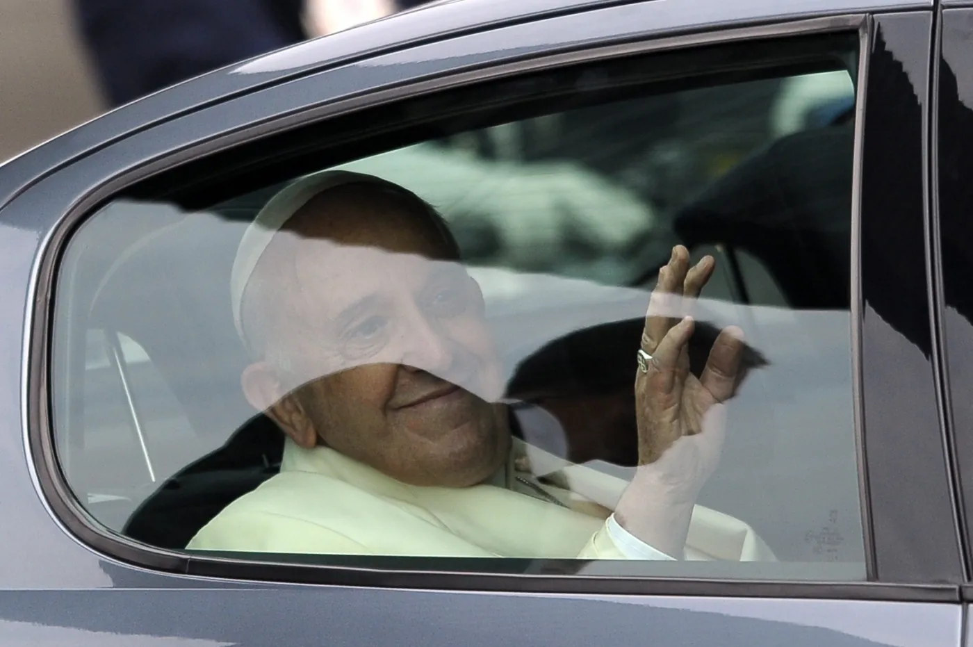 Papież Franciszek po Strasburgu jeździł używanym peugeotem. ZDJĘCIA