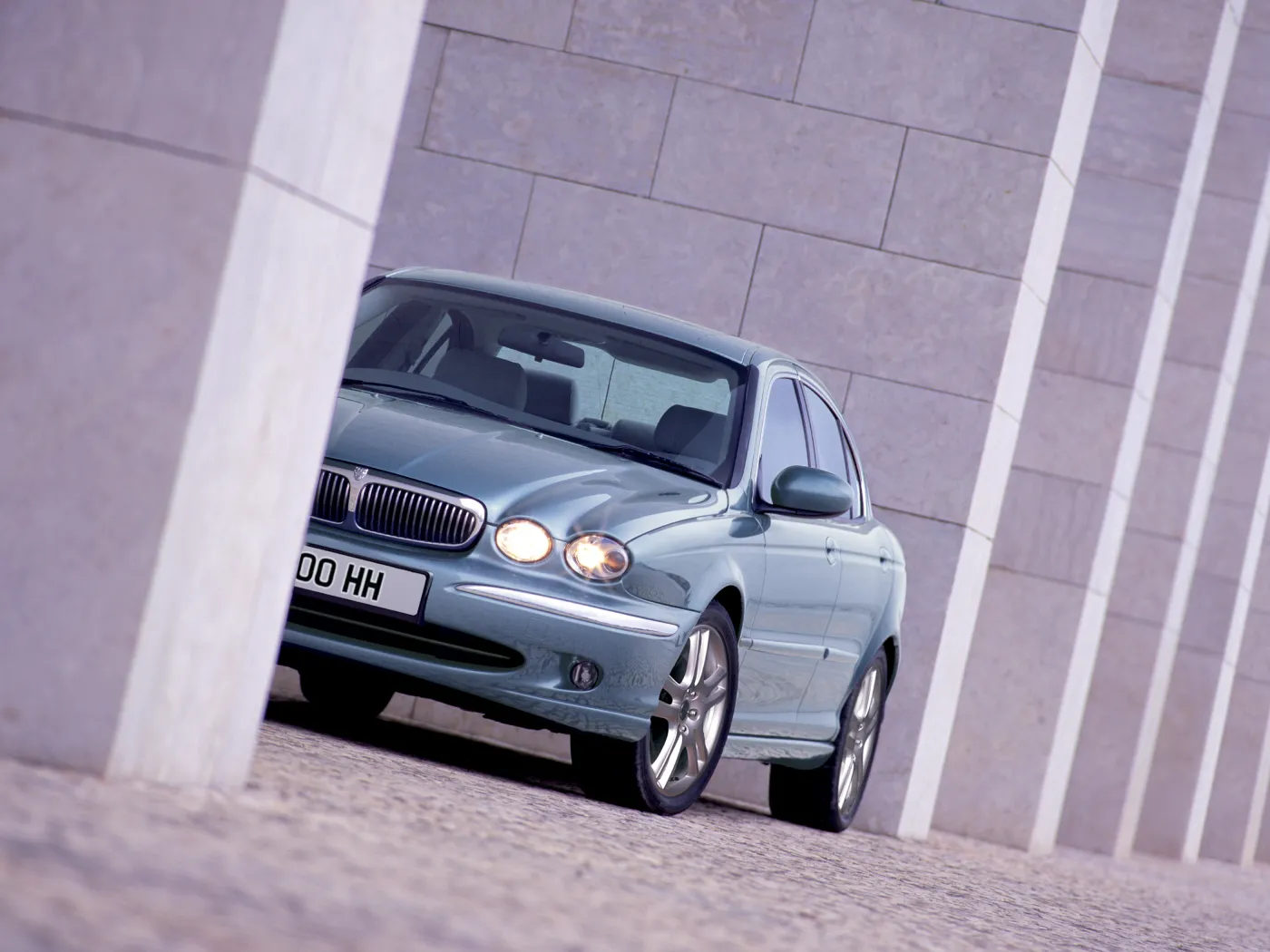 7122052-jaguar-x-type-high.jpg