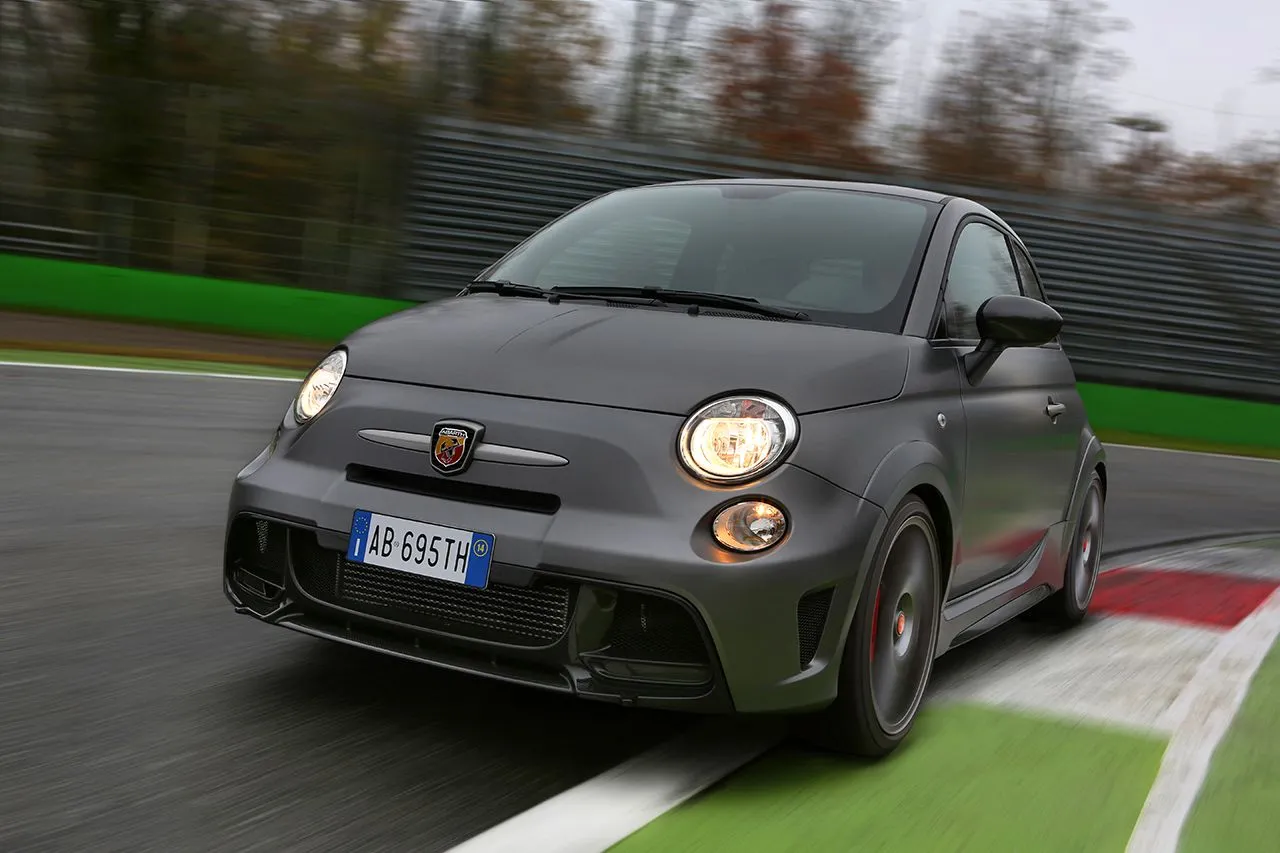 7152106-abarth-695-biposto.jpg