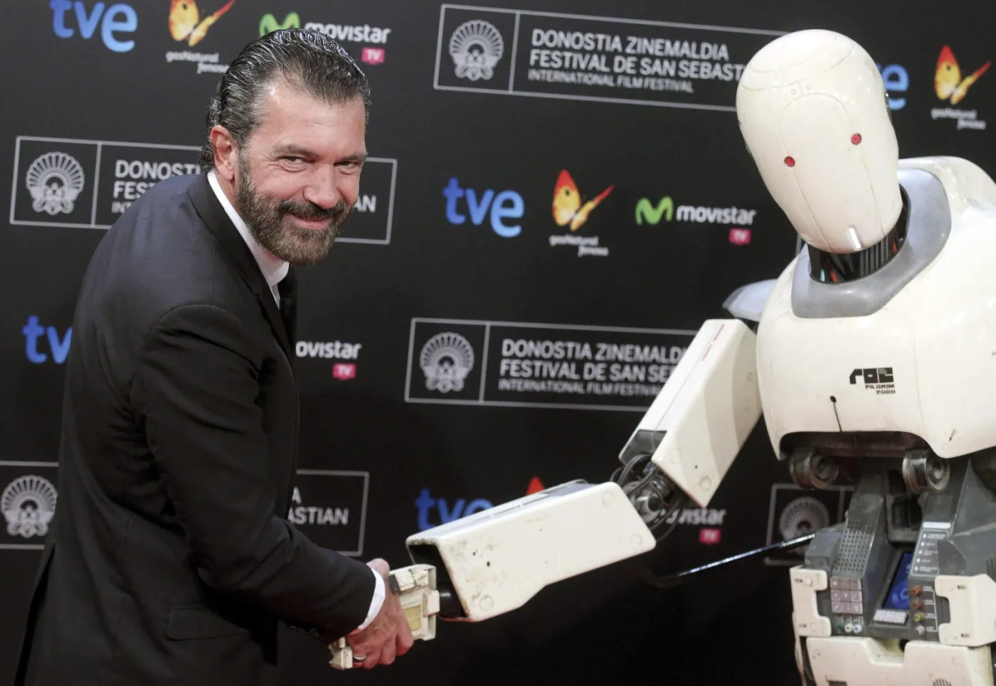 6843428-antonio-banderas.jpg