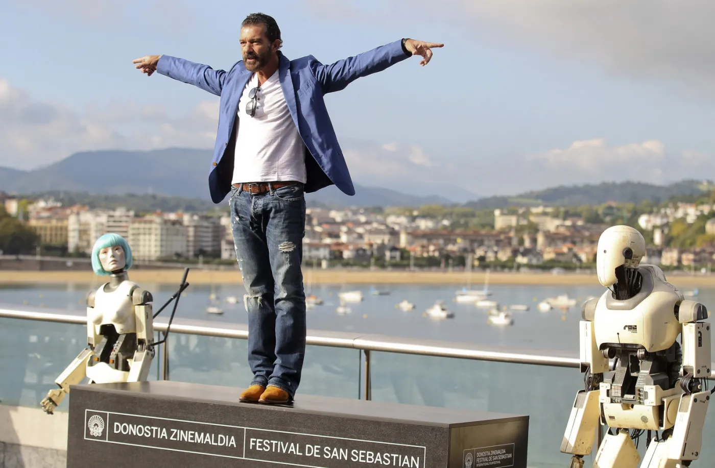 6843254-antonio-banderas.jpg