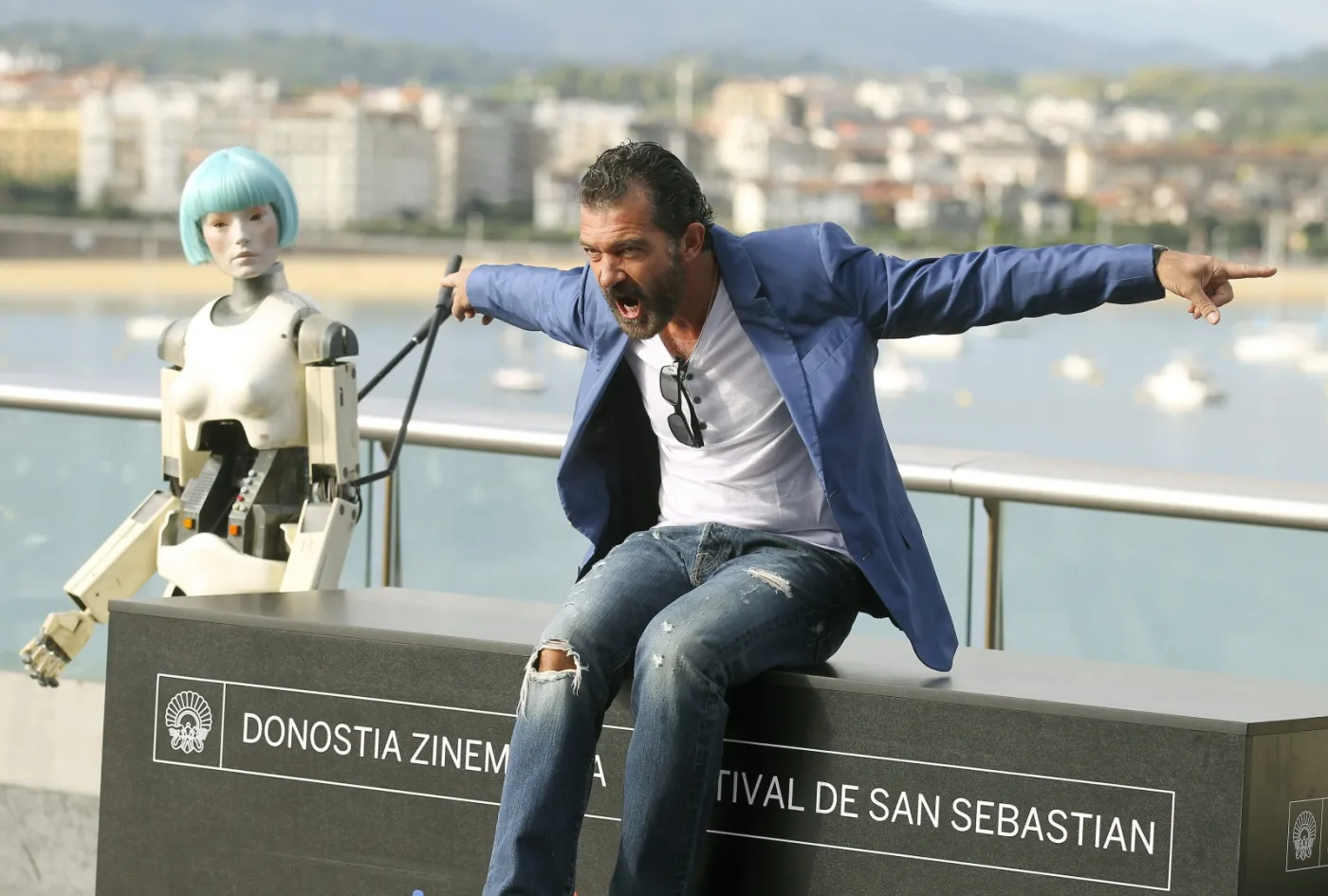 6843312-antonio-banderas.jpg
