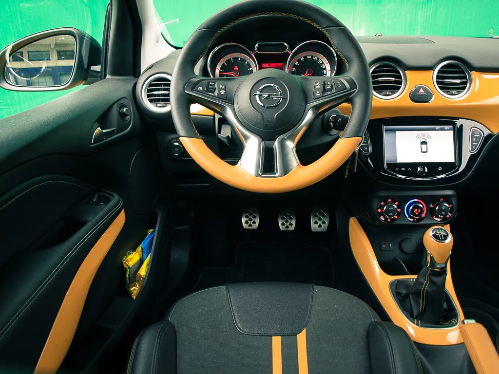 Opel corsa D i adam wzywane do kontroli w serwisie. Zobacz numery VIN