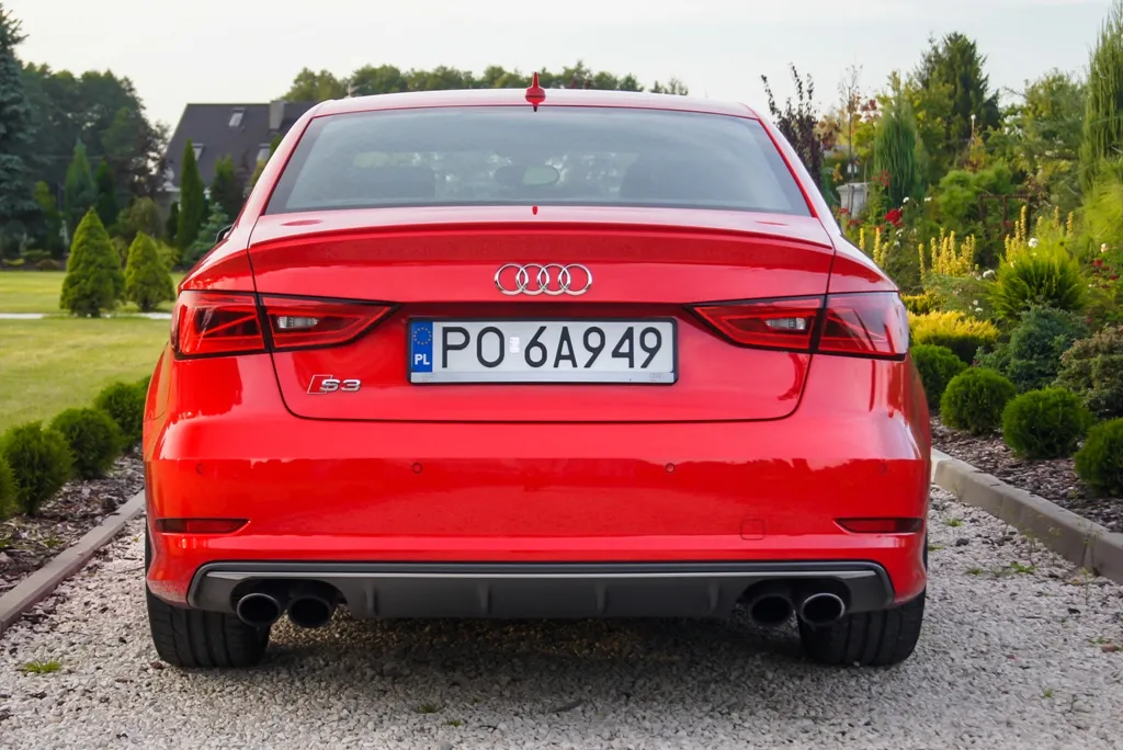 6916471-audi-s3-limousine.jpg