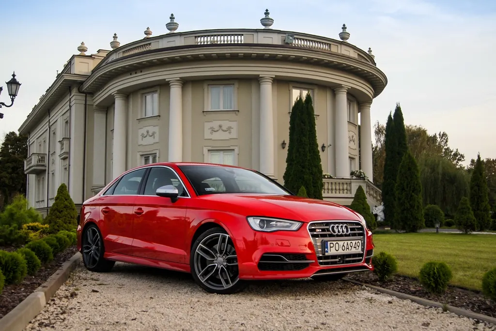 6916123-audi-s3-limousine.jpg