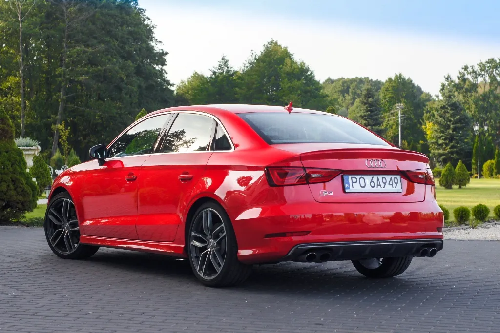 6916210-audi-s3-limousine.jpg