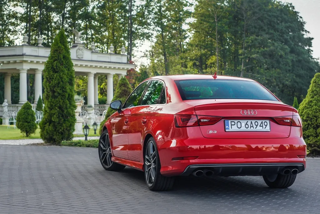 6916239-audi-s3-limousine.jpg