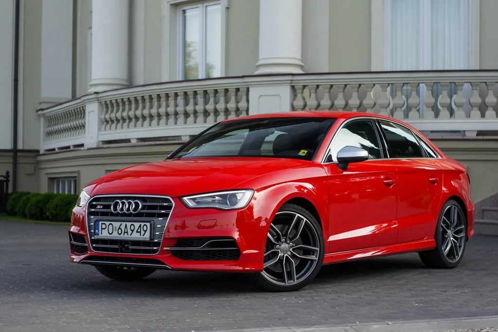 6916297-audi-s3-limousine.jpg