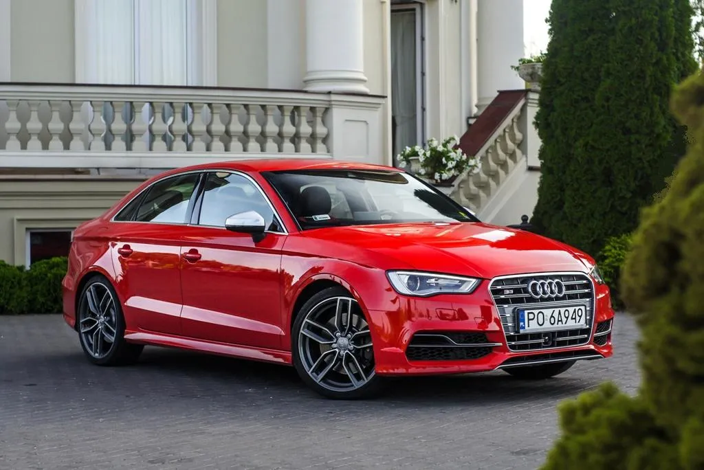 6916326-audi-s3-limousine.jpg