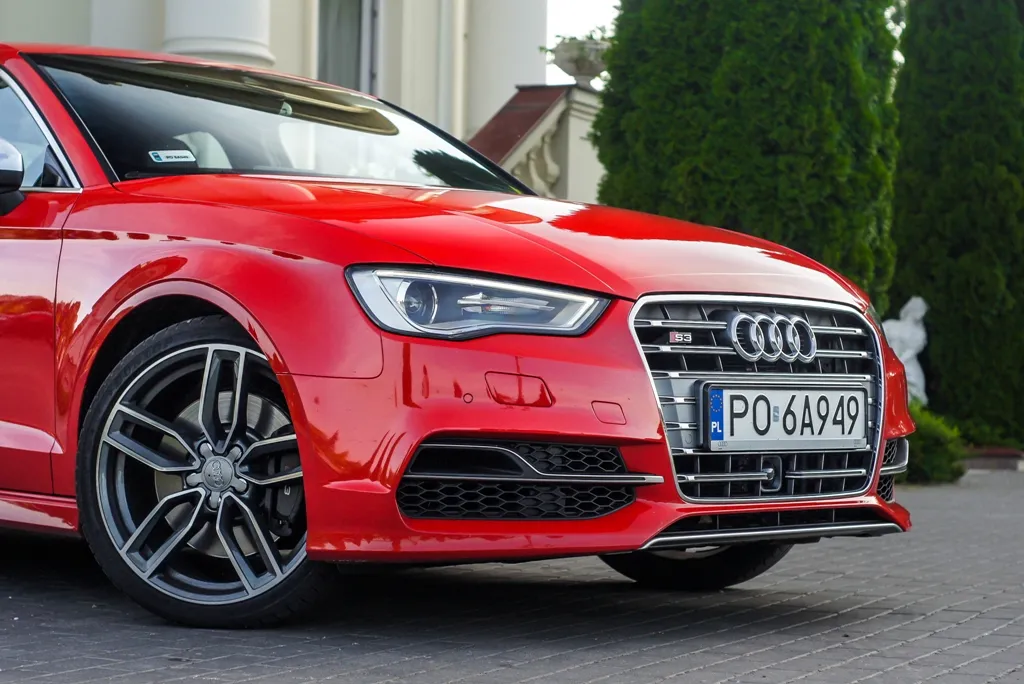 6916355-audi-s3-limousine.jpg