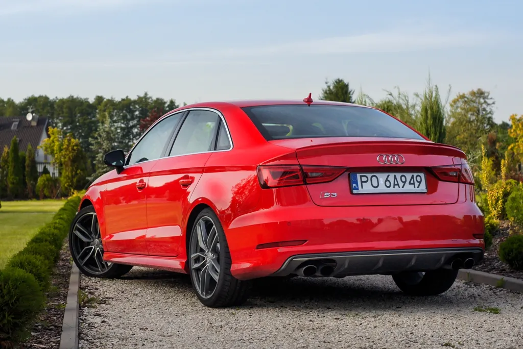 6916384-audi-s3-limousine.jpg