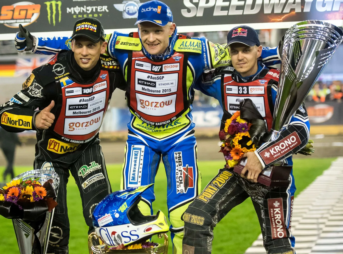 Żużlowcy na podium. Polak Krzysztof Kasprzak (C) wygrał 11 bm. w Toruniu żużlową Grand Prix Polski. Kasprzak wyprzedził w powtórzonym wyścigu finałowym Szweda Andreasa Jonssona (L) oraz Polaka Jarosława Hampela (P)