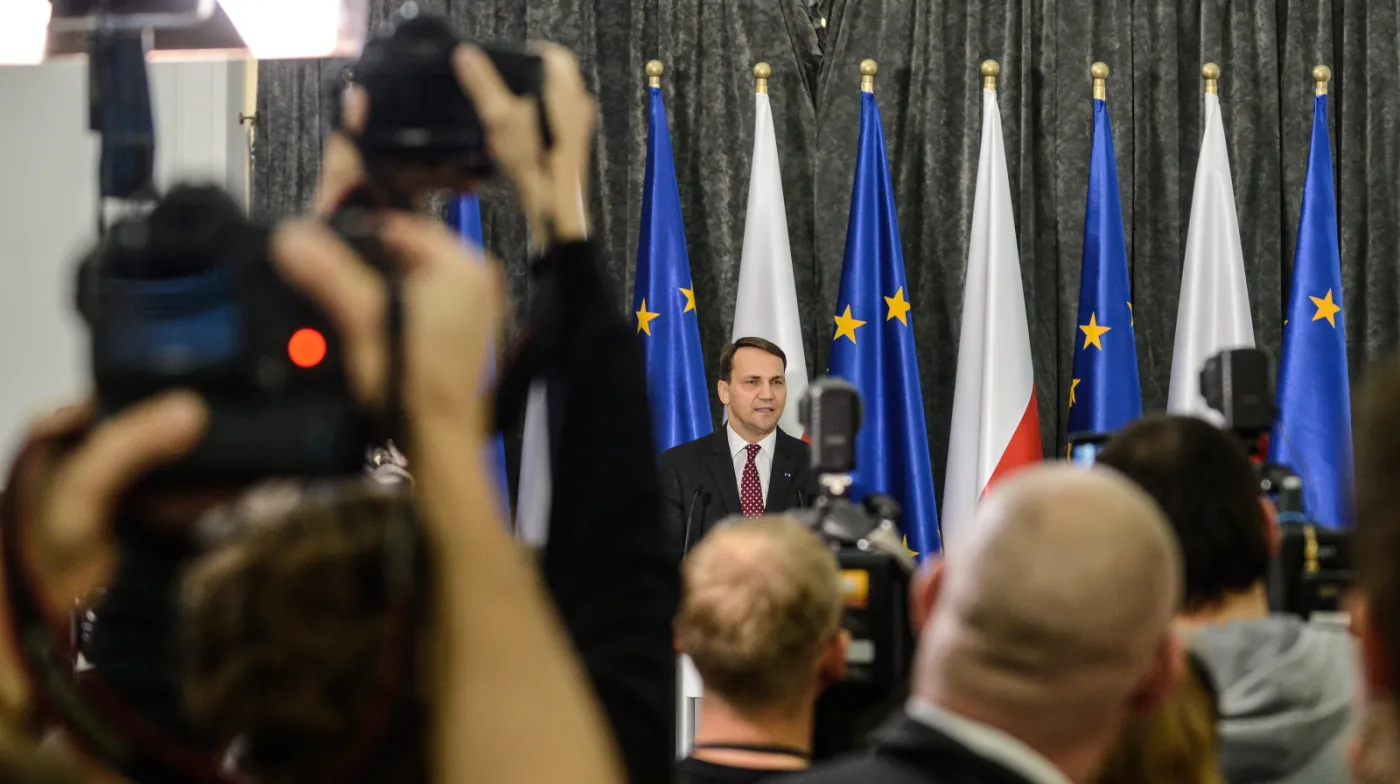 Sikorski tłumaczy się w "Wyborczej": Wtedy te słowa można było wziąć za ponury żart...