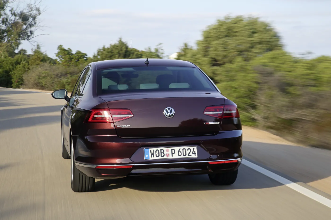 6974930-volkswagen-passat.jpg