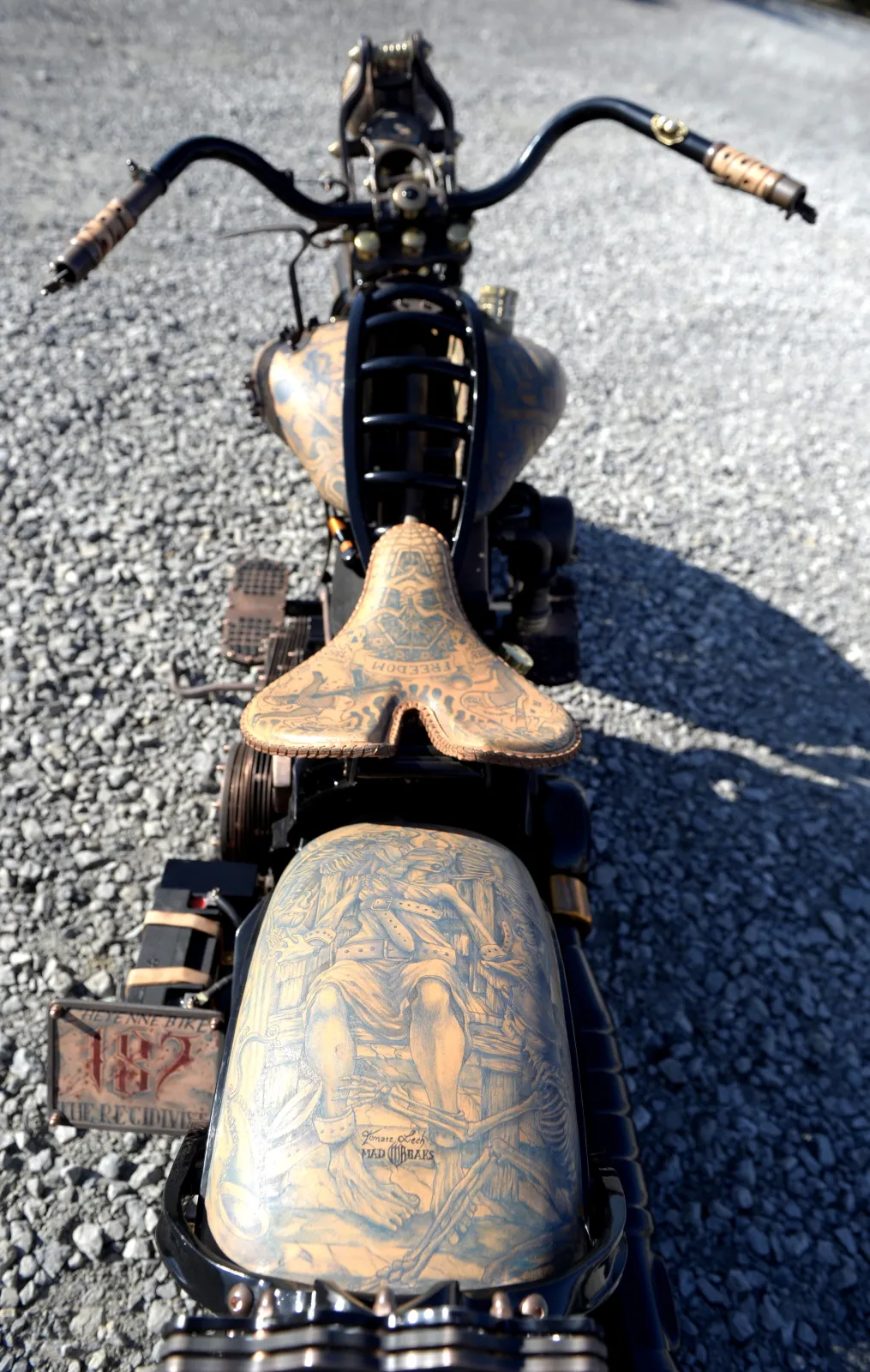 7520457-wytatuowany-motor.jpg