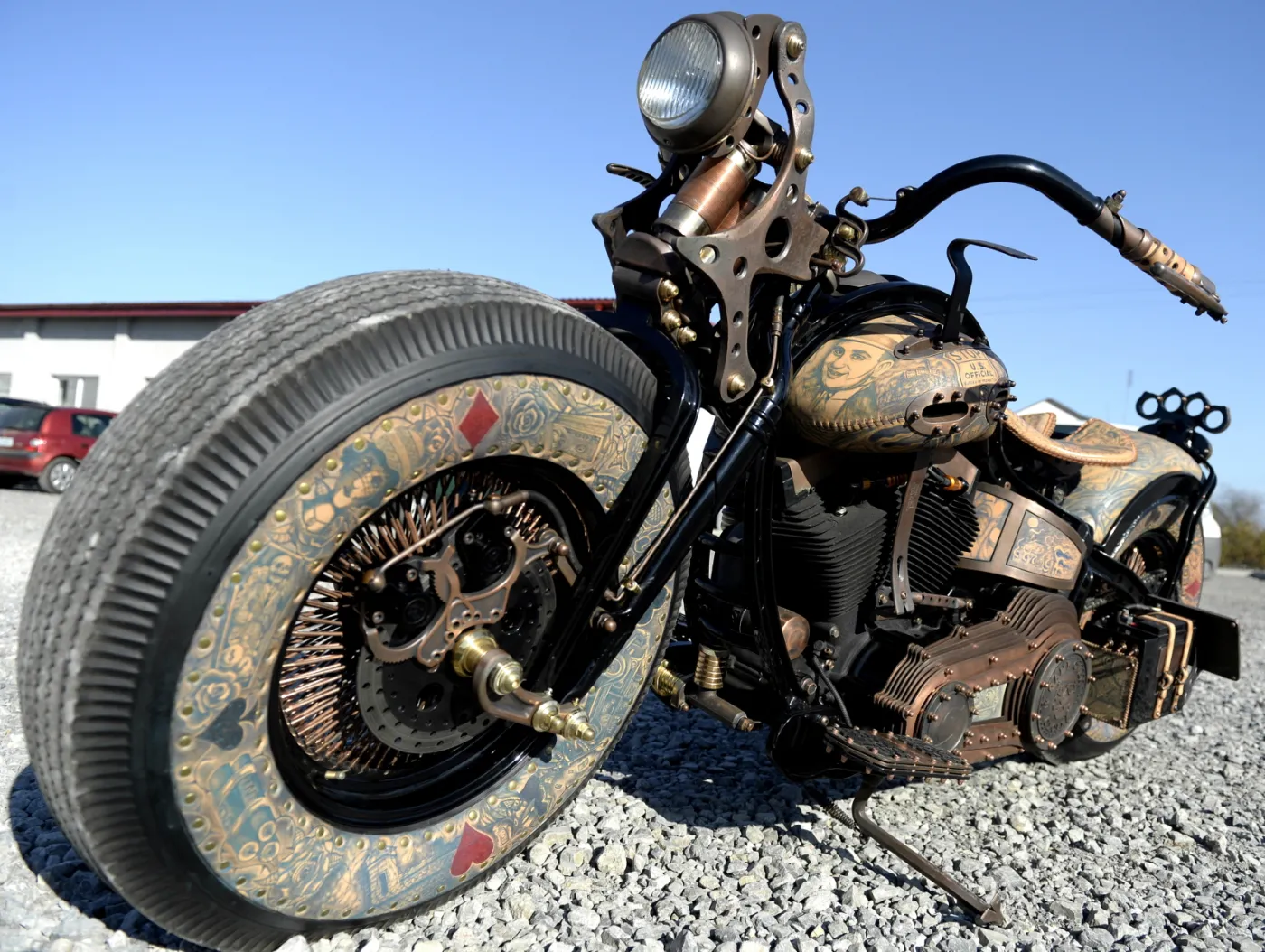7520573-wytatuowany-motor.jpg