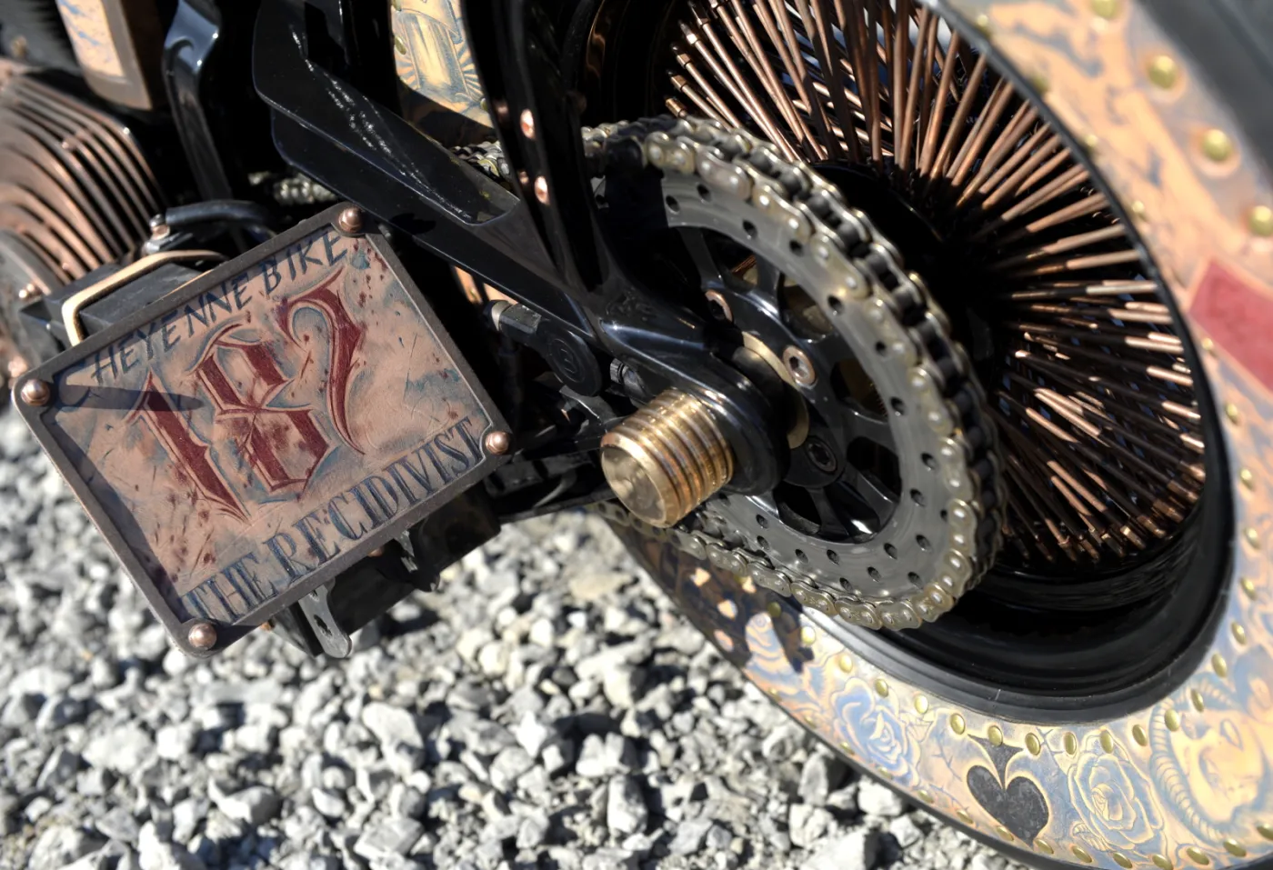 7520602-wytatuowany-motor.jpg
