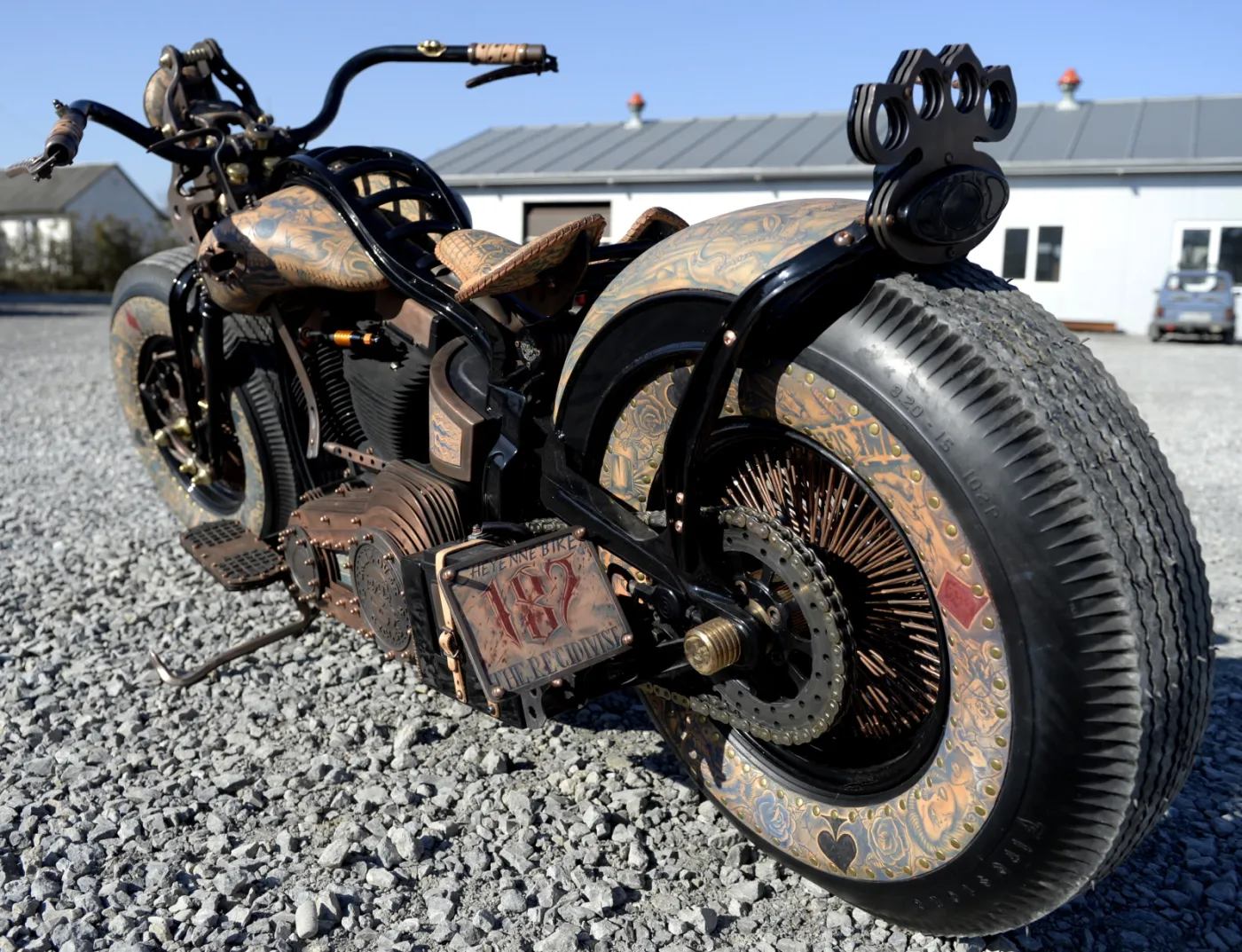 7520370-wytatuowany-motor.jpg