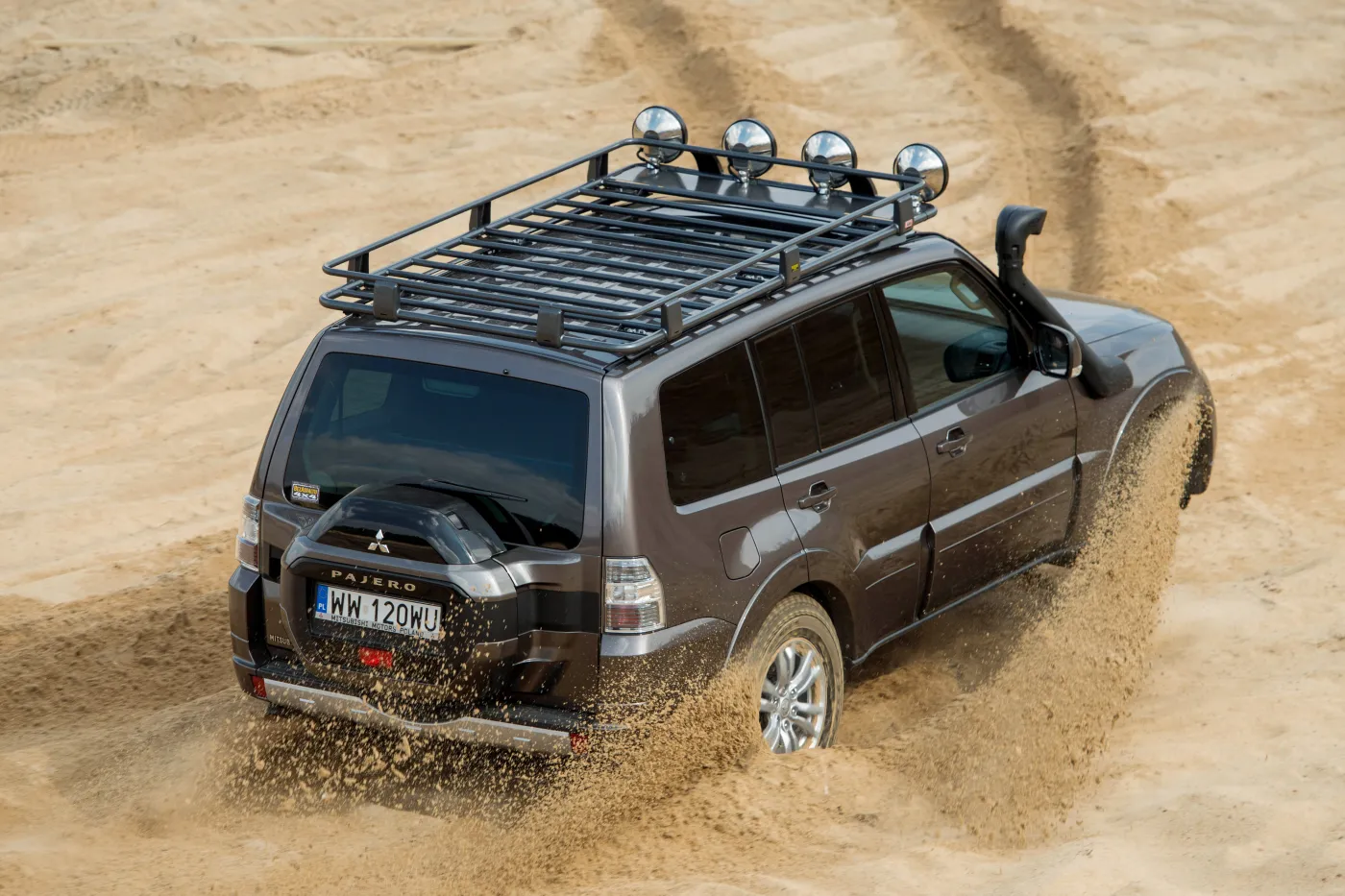 7631724-mitsubishi-pajero.jpg