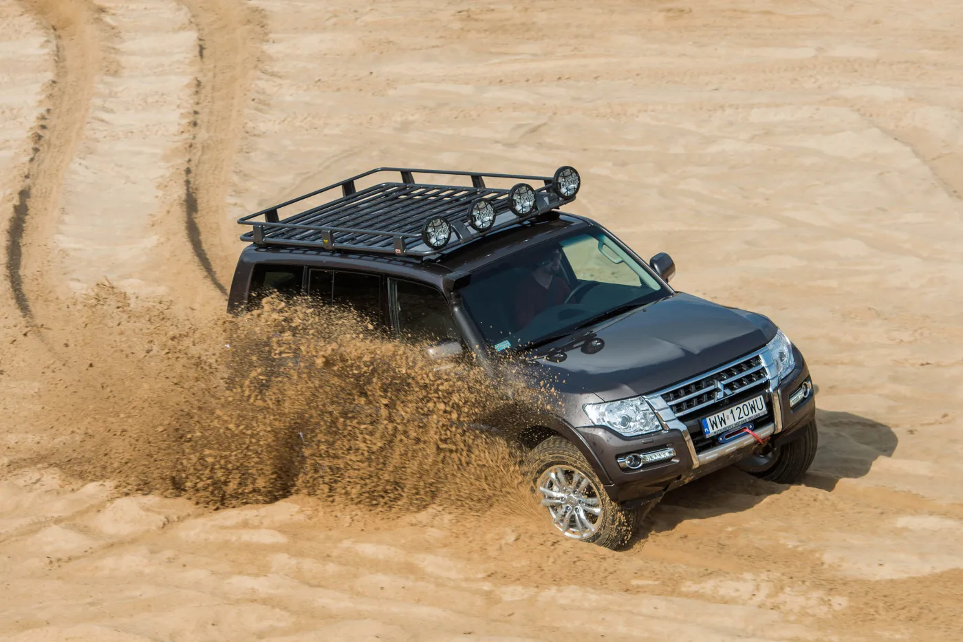 7631998-mitsubishi-pajero.jpg