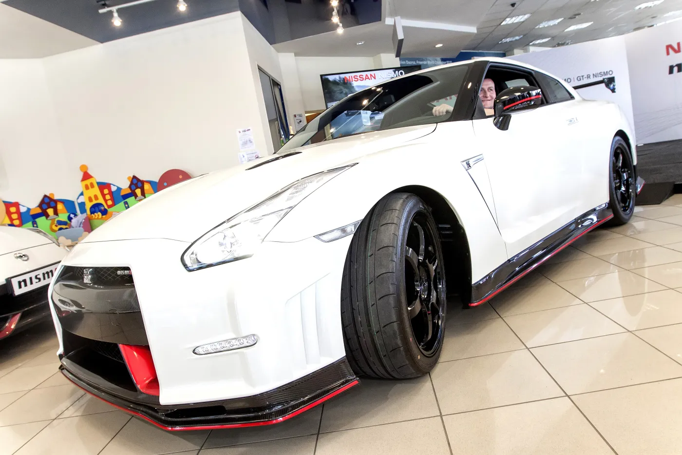 7672962-nissan-gt-r-nismo.jpg