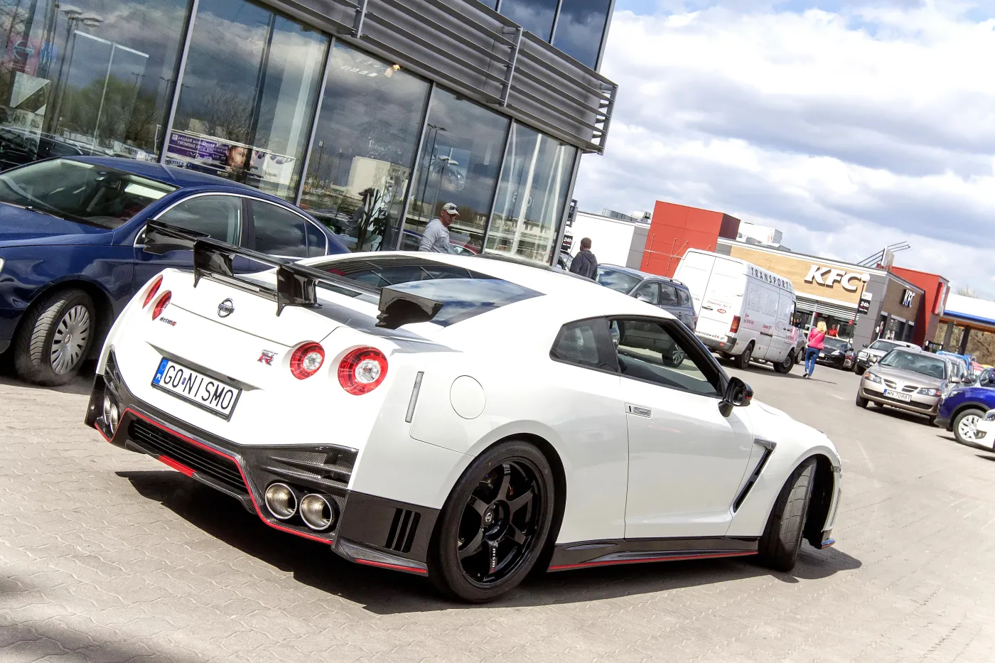 7673049-nissan-gt-r-nismo.jpg