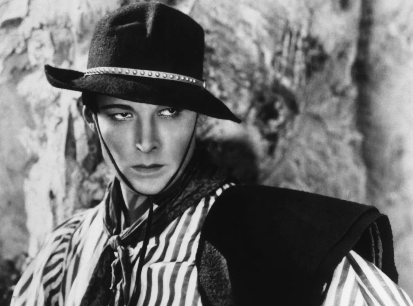 7747131-rudolf-valentino.jpg