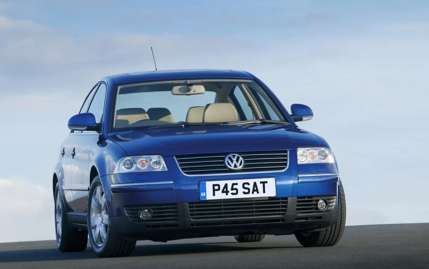 6883056-volkswagen-passat.jpg