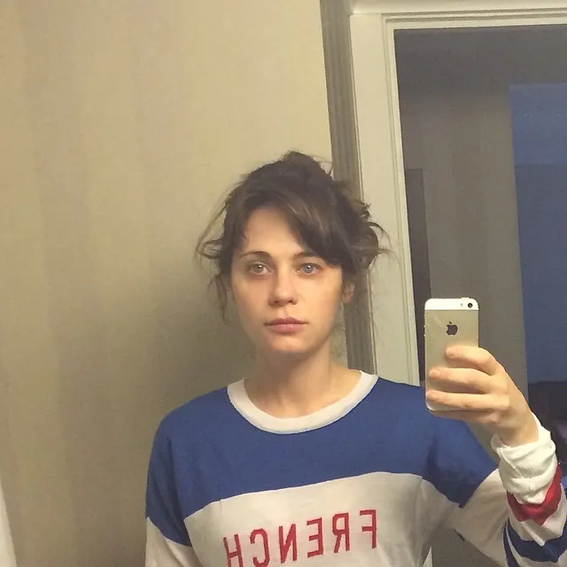 6432756-zooey-deschanel.jpg