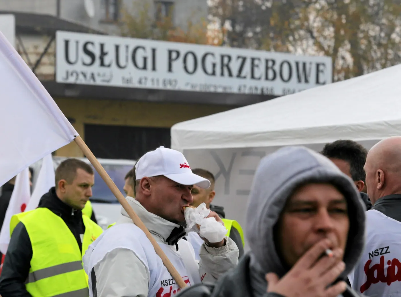 Jastrzębie-Zdrój. Pikieta górników przed siedzibą Jastrzębskiej Spółki Węglowej