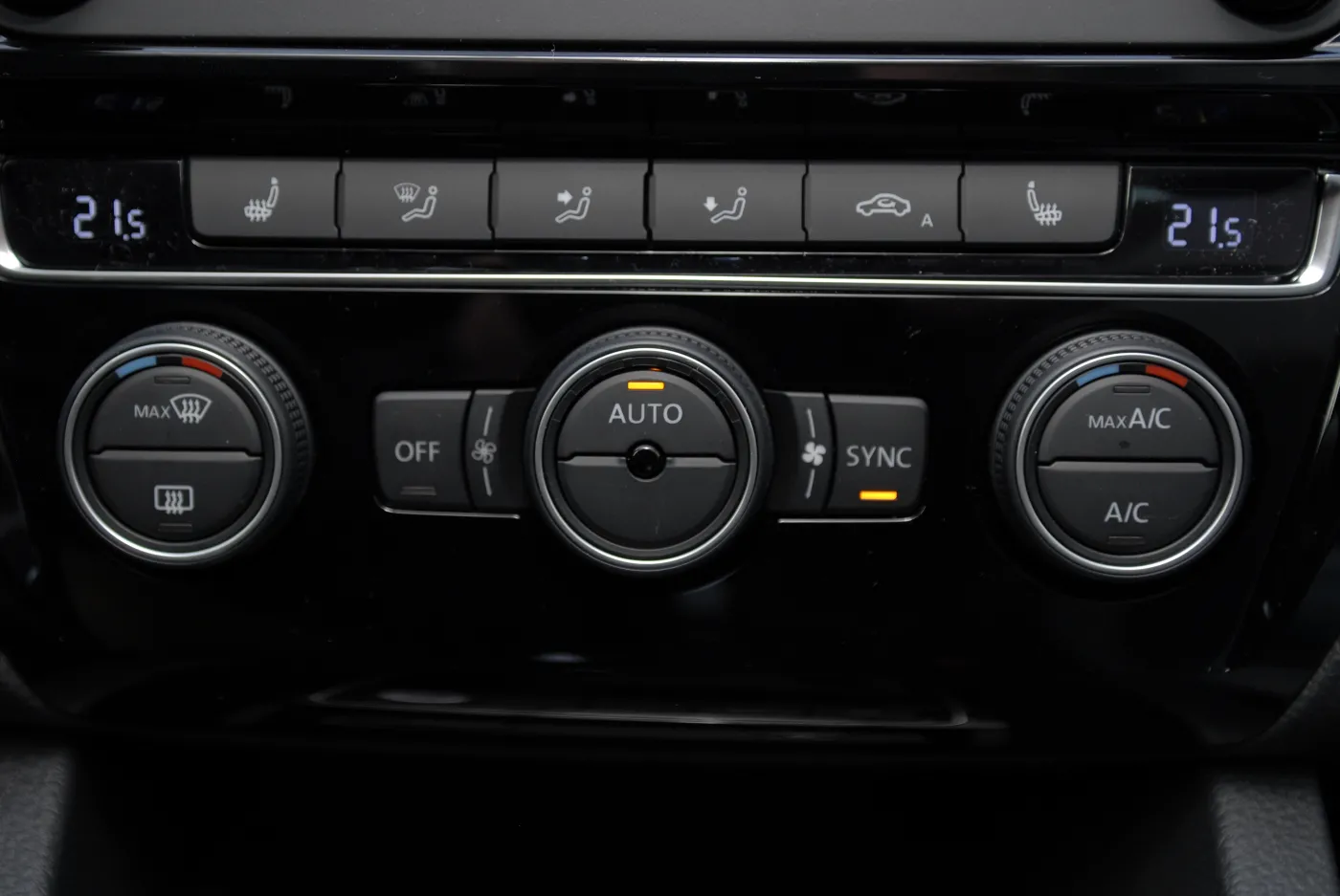 7394481-volkswagen-jetta.jpg