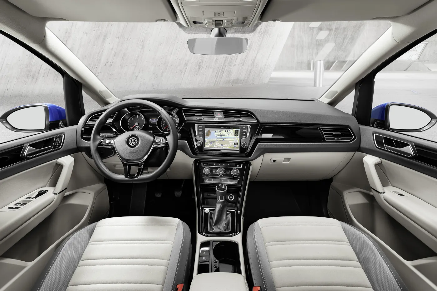 7470942-volkswagen-touran.jpg