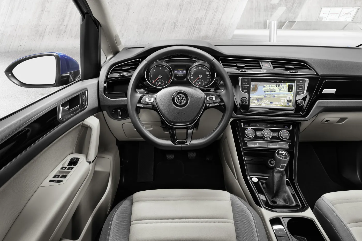 7470971-volkswagen-touran.jpg