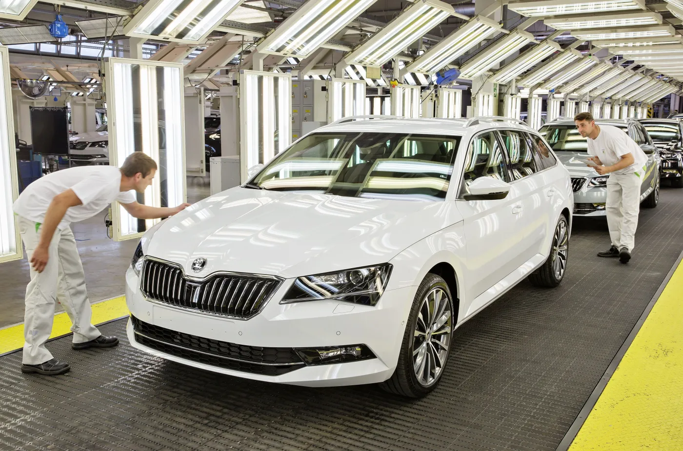 7906184-skoda-superb-kombi.jpg