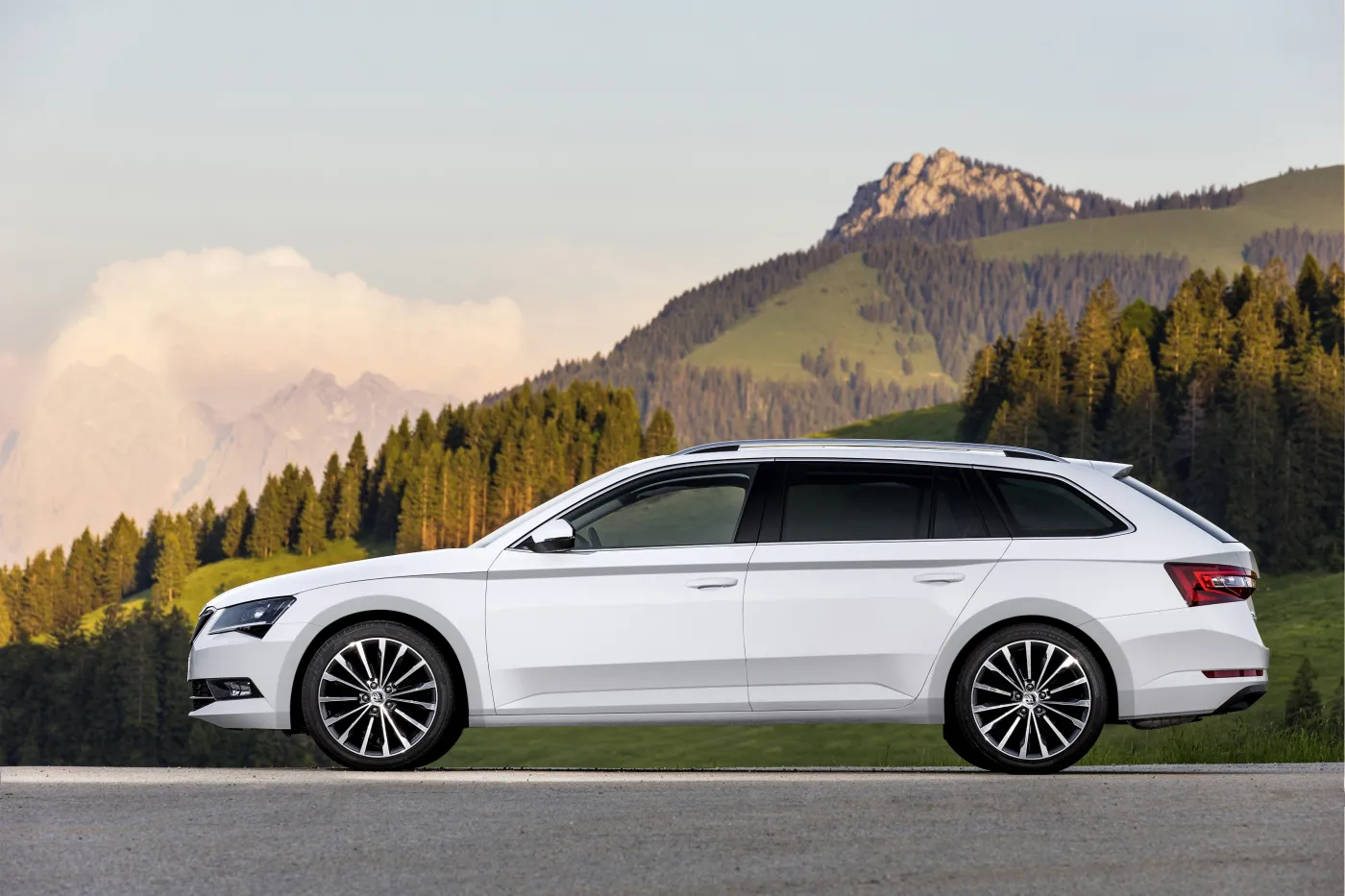 7942441-skoda-superb-kombi.jpg