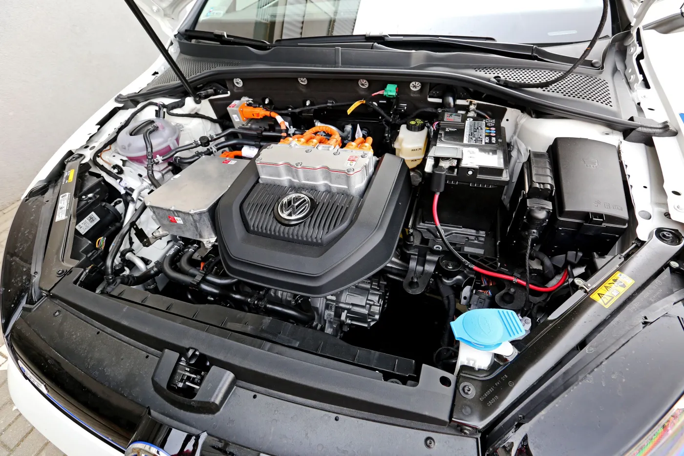 7854761-volkswagen-e-golf.jpg