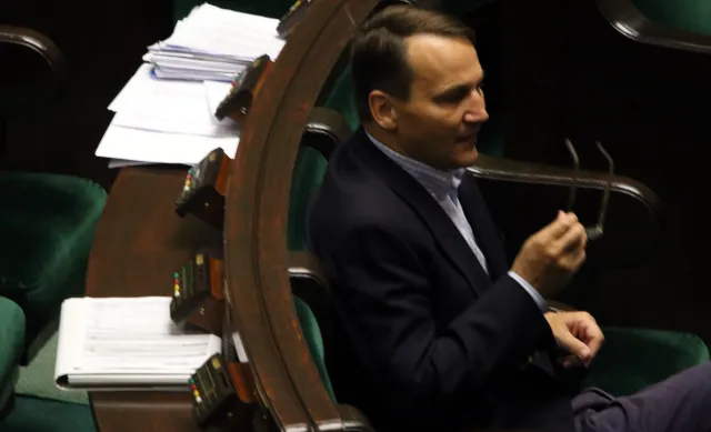 Sikorski nie kandyduje przez taśmy? Polityk PiS: PO wie o kolejnych nagraniach...
