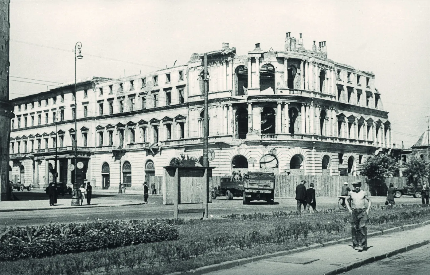 7594838-warszawa-lata-40.jpg