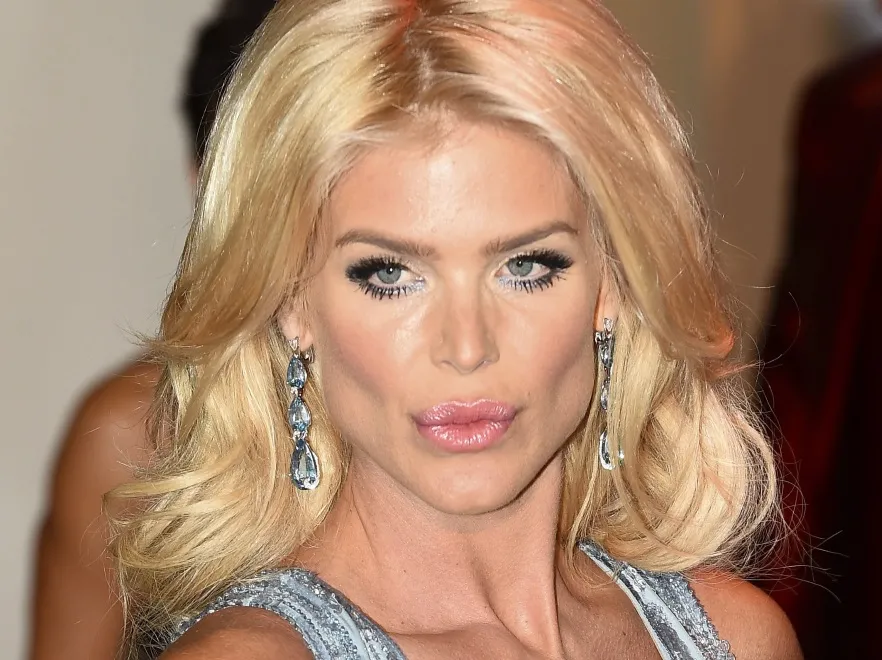 8021598-victoria-silvstedt.jpg