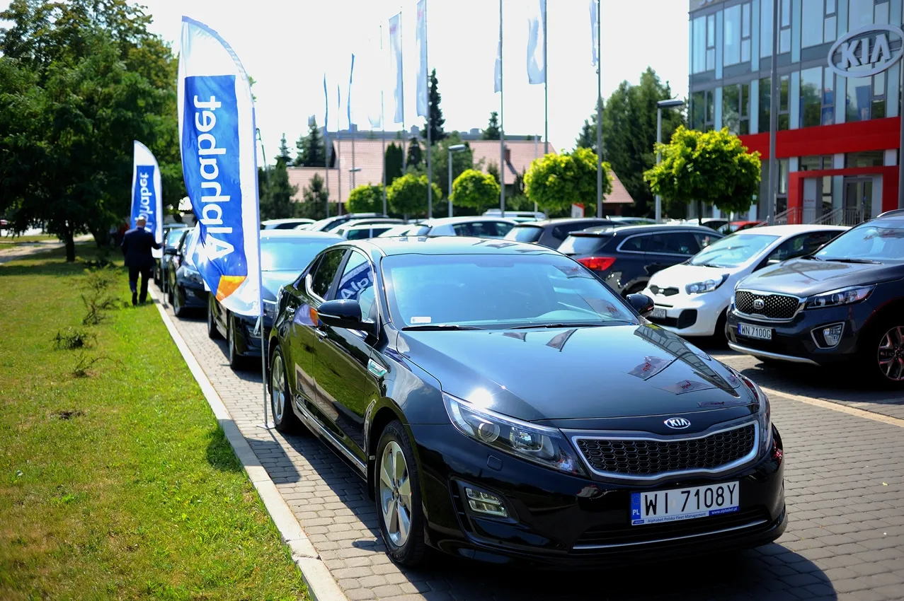 8077743-kia-optima-hybrid.jpg