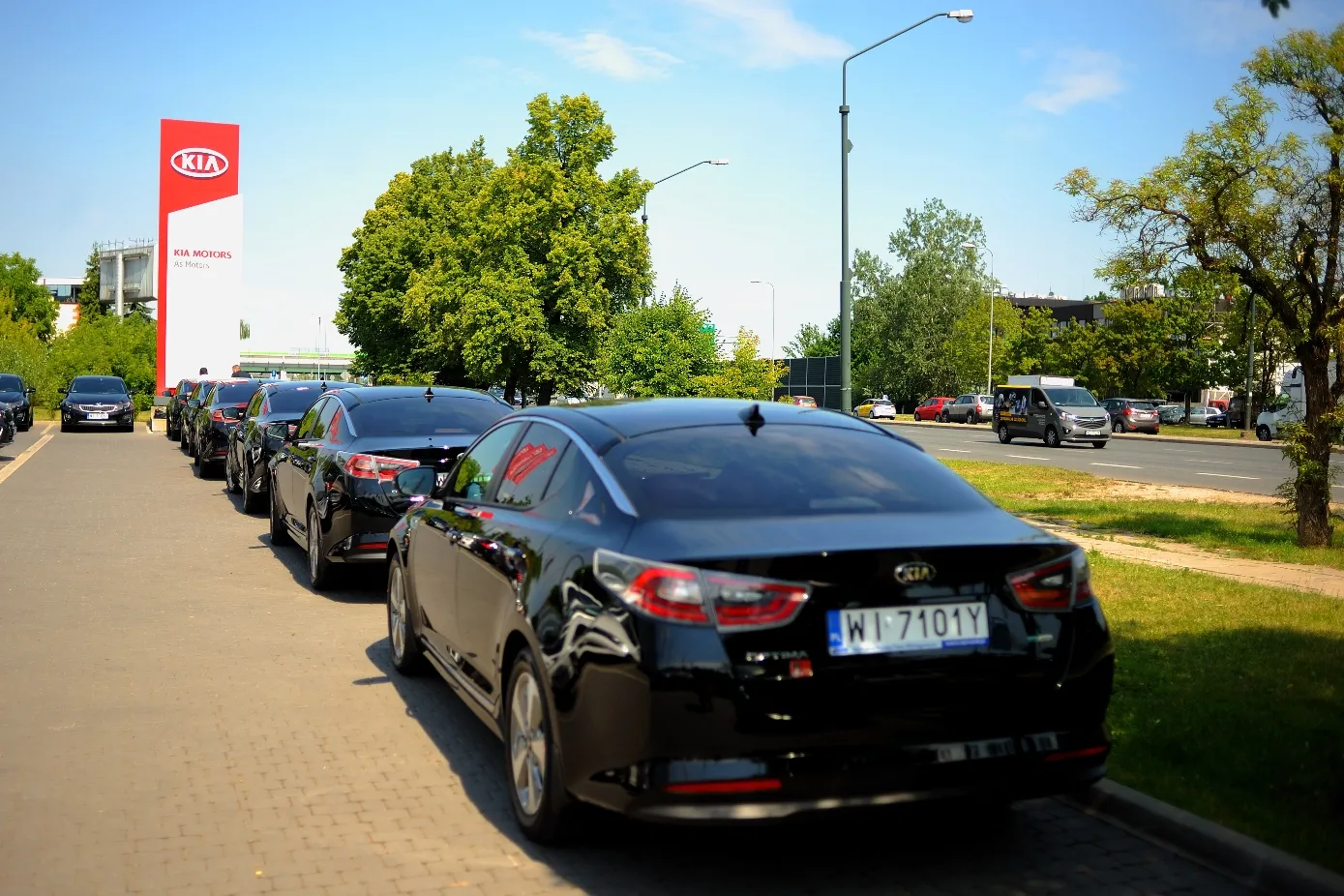 8077774-kia-optima-hybrid.jpg