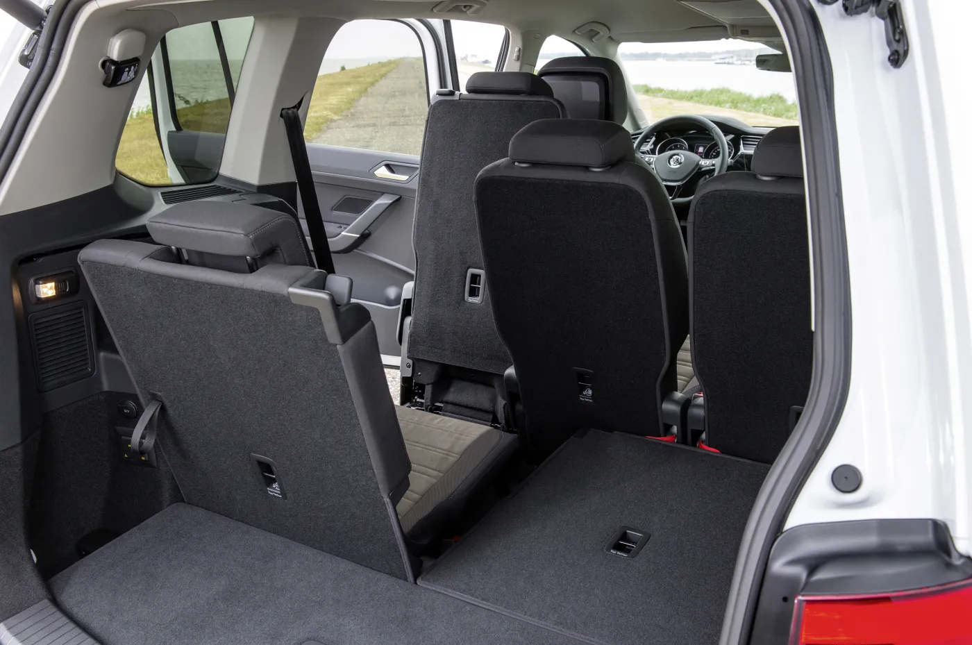 8100495-volkswagen-touran.jpg