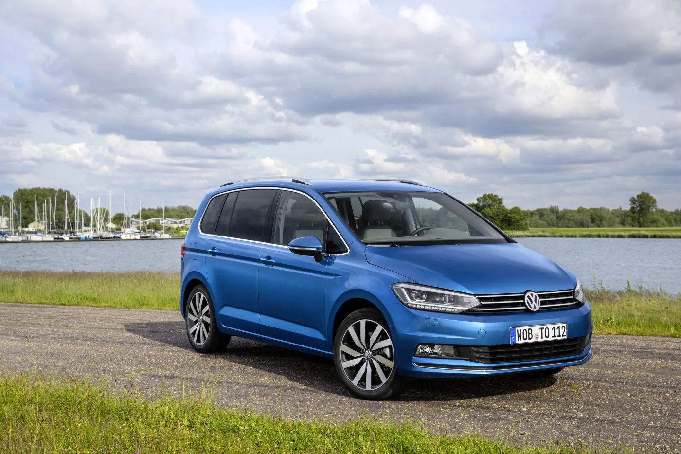 8100656-volkswagen-touran.jpg