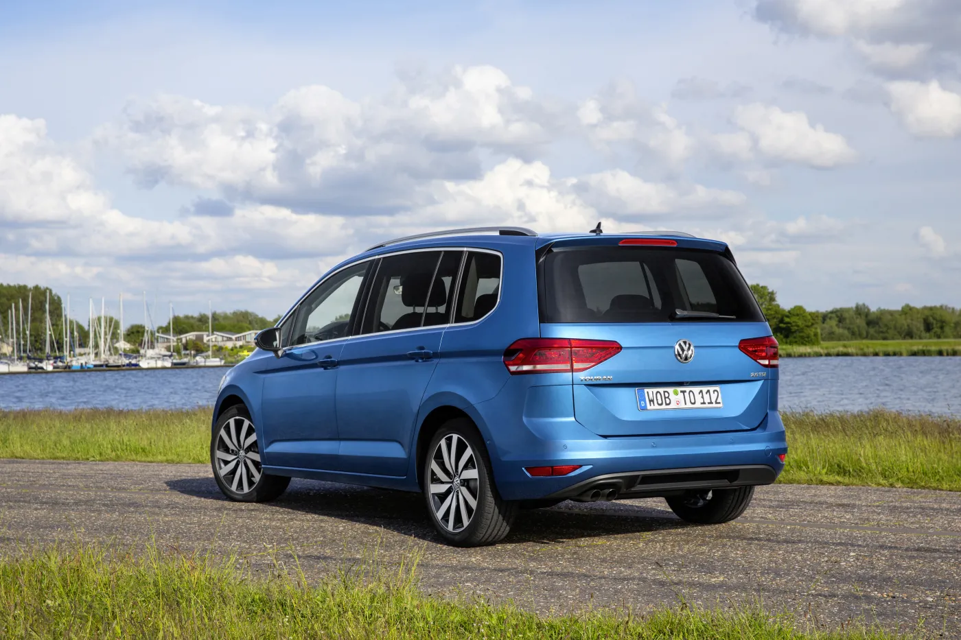 8100716-volkswagen-touran.jpg