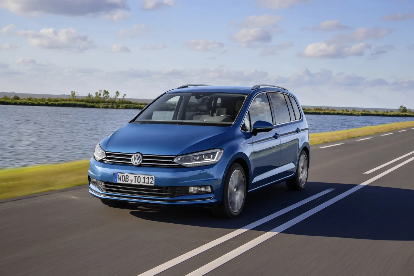 8100778-volkswagen-touran.jpg
