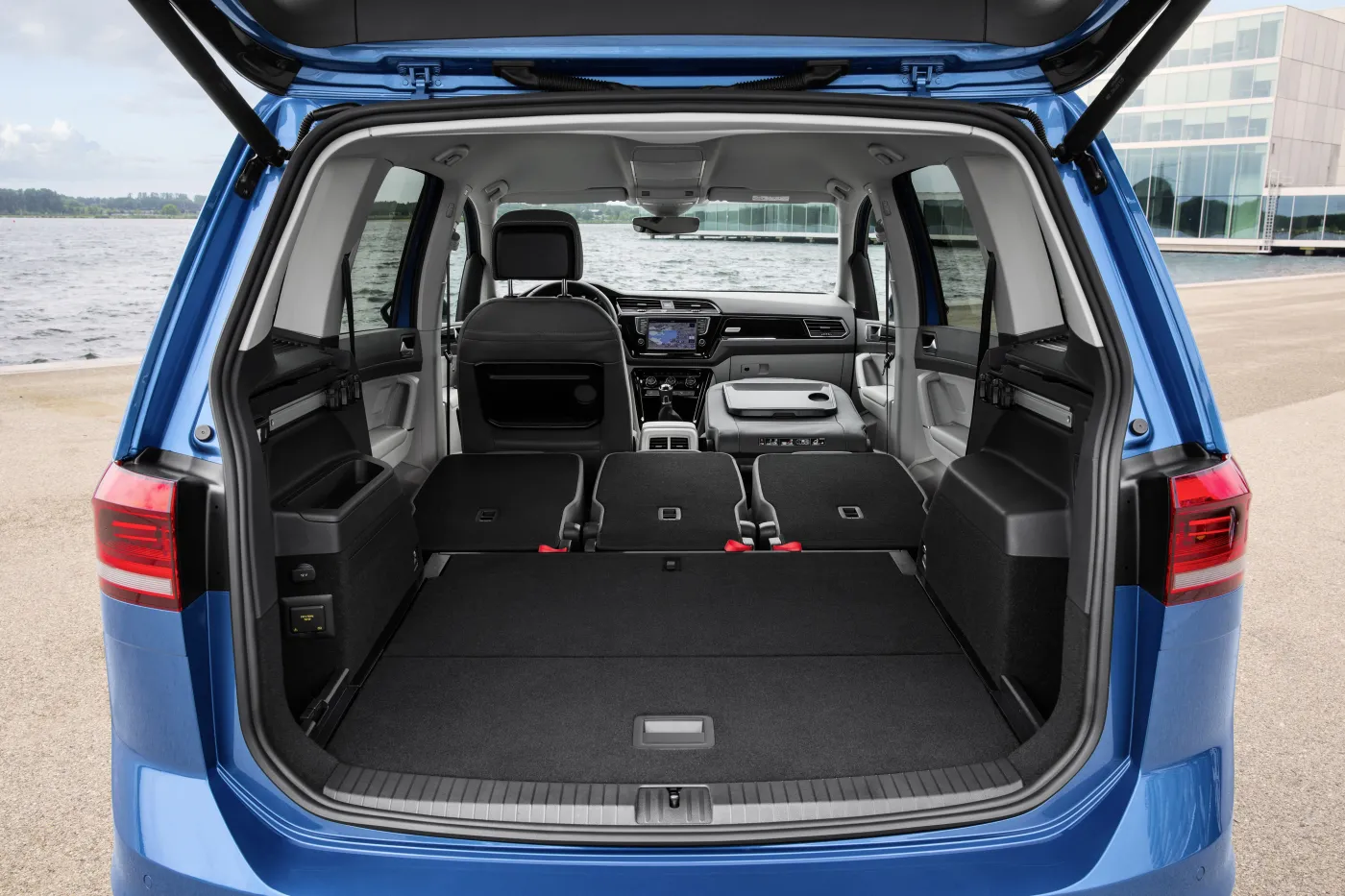 8100809-volkswagen-touran.jpg