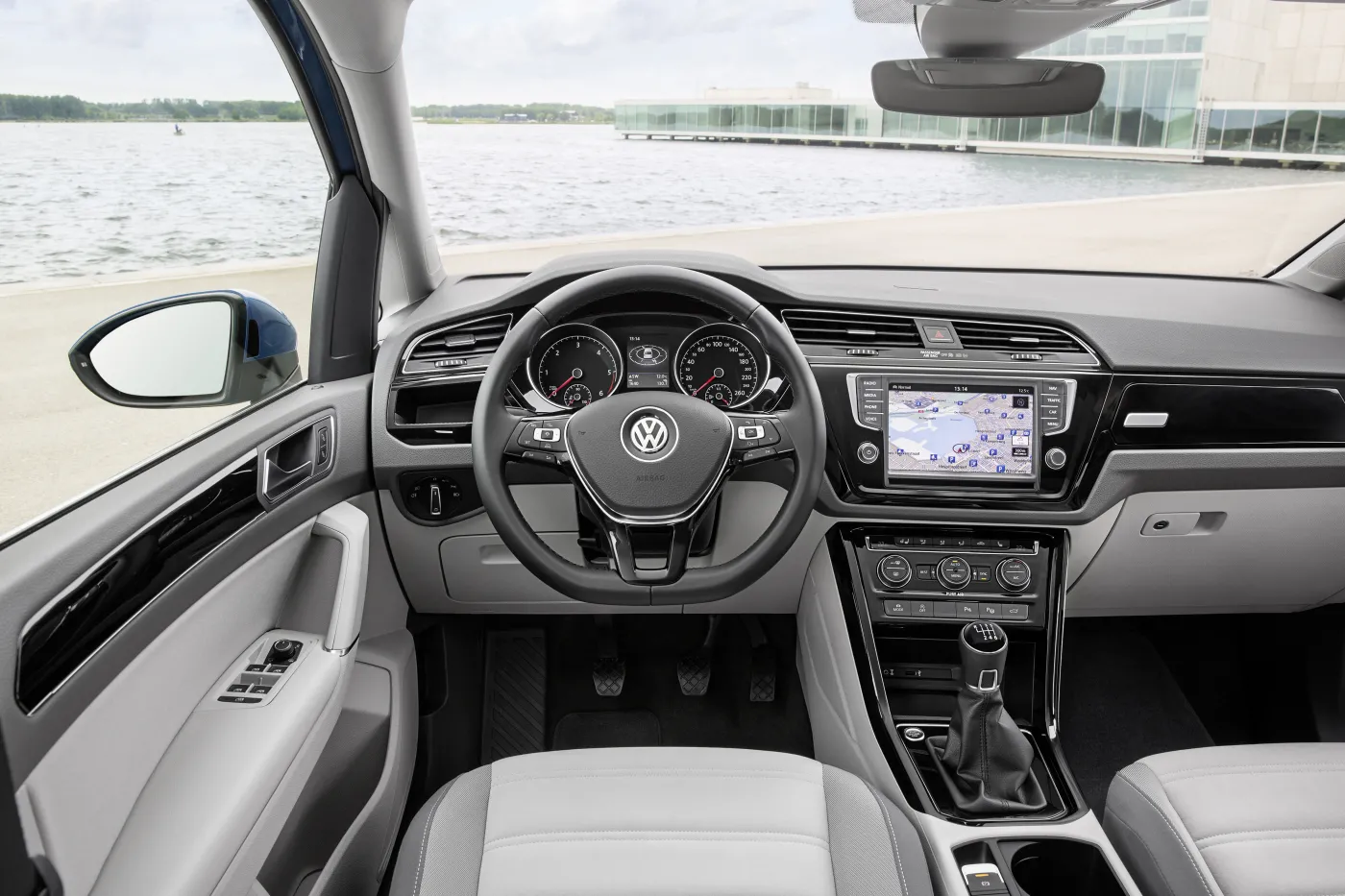 8100840-volkswagen-touran.jpg
